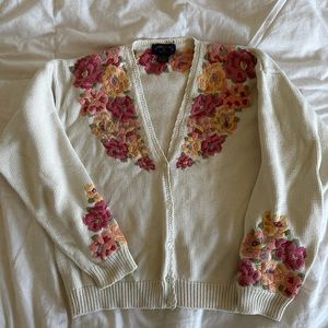 vintage floral cotton knit cardigan. Ivory/pink roses. M. Vneck. Rouje style.